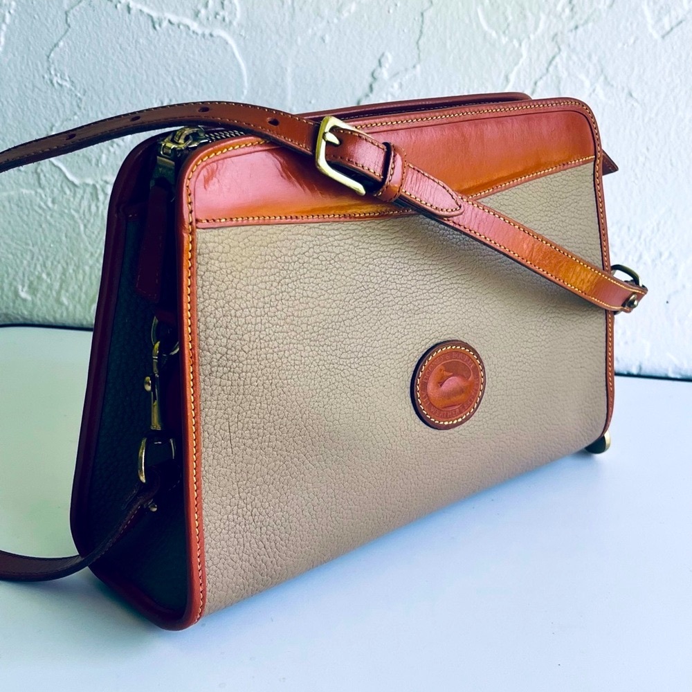 ♦️HOST PICK♦️VINTAGE DOONEY AND BOURKE SHOULDER BAG CRÈME WITH TAN TRIM - Picture 3 of 16